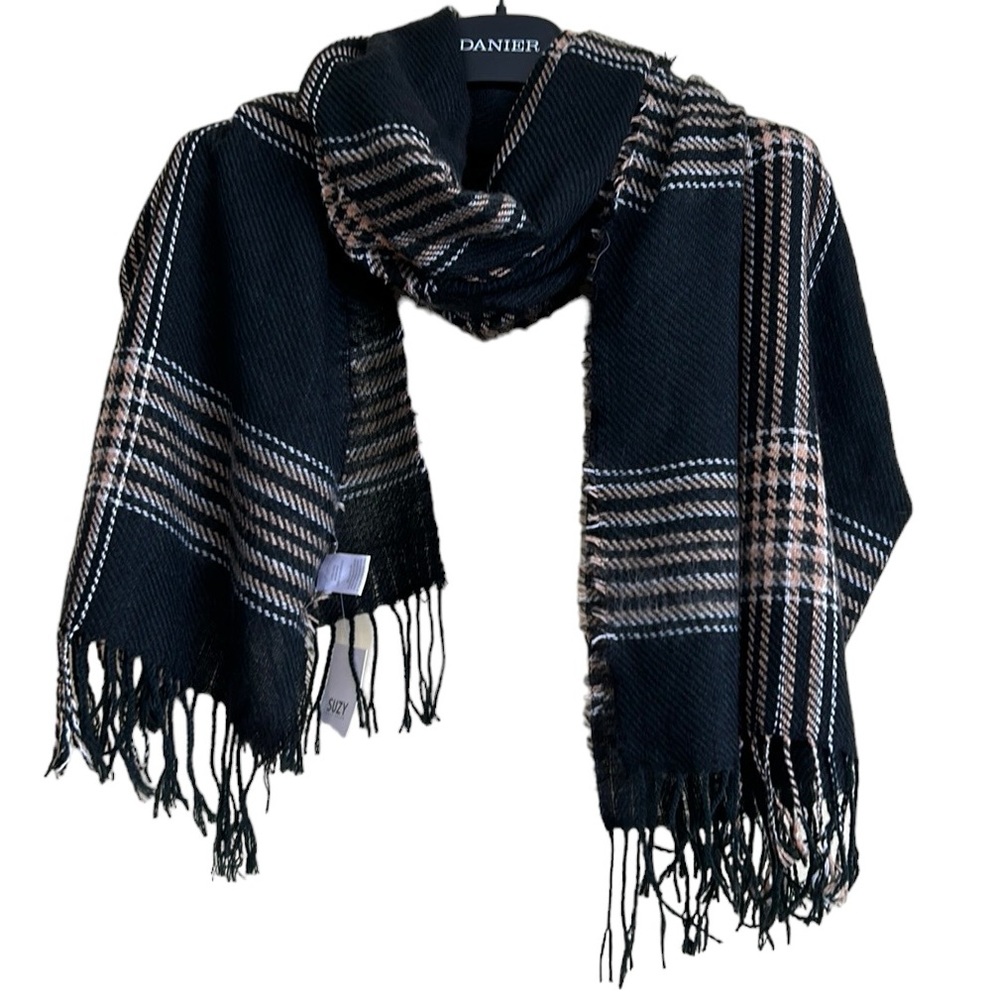 New with tags‎ Suzy Shier scarf wrap woven OS Black Tan White Fringed